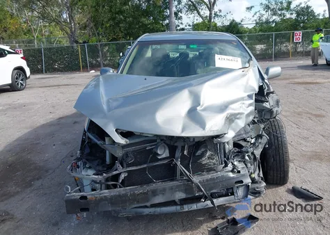 2005 Toyota Camry Le z USA, uszkodzony, nr VIN 4T1BF32K15U614073